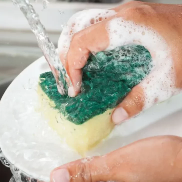 ANMAT saca del mercado un detergente que “quema las manos” ANMAT saca del mercado un detergente que “quema las manos”