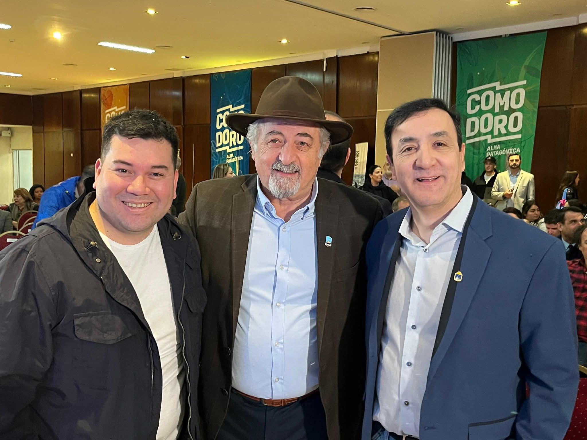  El concejal Jonathan Sandoval, el intendente de Comodoro Othar Macharashvili y el jefe comunal de Gallegos, Pablo Grasso. FOTO: JORGE BILBAO/LA OPINIÓN AUSTRAL