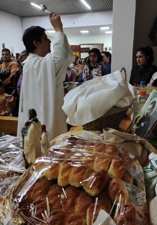  Bendición de los panes en honor a san Cayetano durante la misa central en la parroquia San José