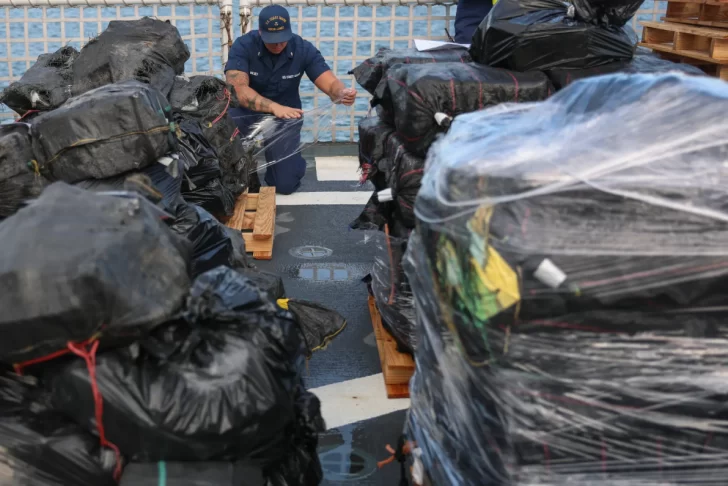  Miembros de la tripulación de la Guardia Costera estadounidense descargaban cargamento que formaba parte de una incautación de cocaína y marihuana en el océano Atlántico, en Florida.Credit...Joe Raedle/Getty Images