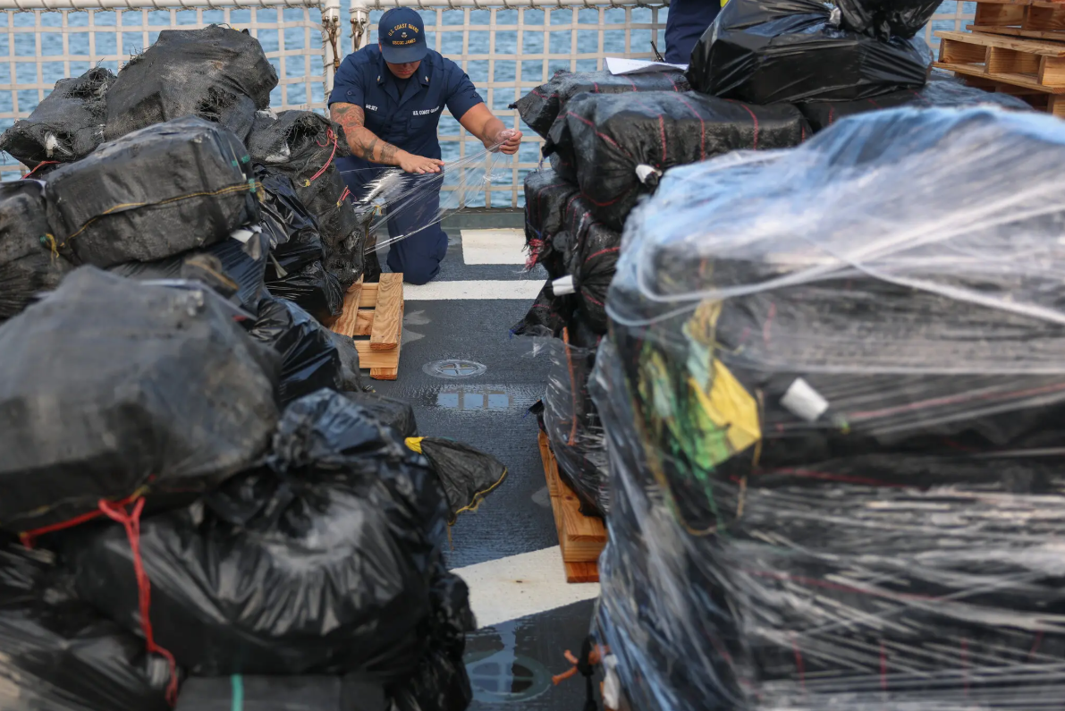  Miembros de la tripulación de la Guardia Costera estadounidense descargaban cargamento que formaba parte de una incautación de cocaína y marihuana en el océano Atlántico, en Florida.Credit...Joe Raedle/Getty Images