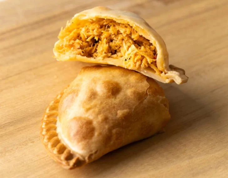 Cómo preparar unas empanadas de pollo bien jugosas, según la receta tradicional