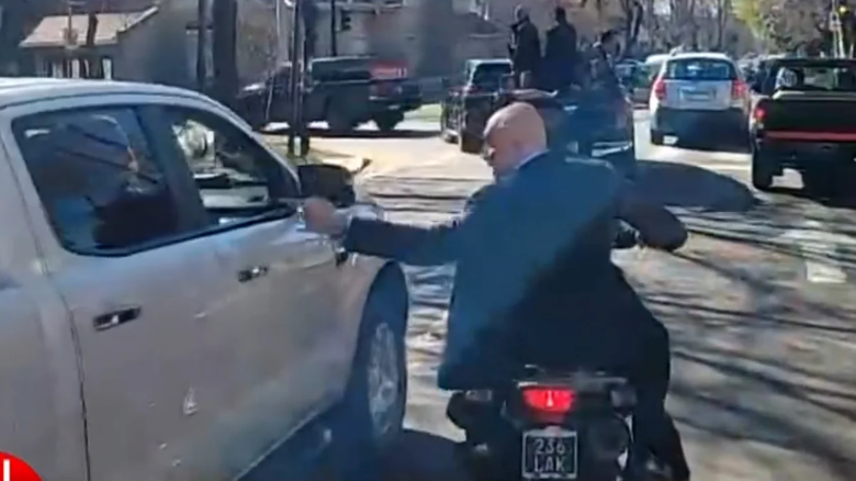 Le tiraron piedrazos a la caravana de Javier Milei en Lomas de Zamora y José Luis Espert se escapó en moto