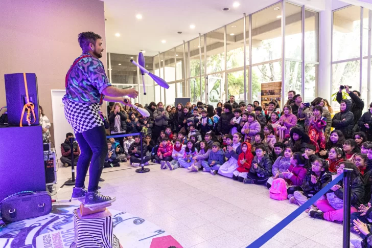  Los niños y niñas recorrieron el Centro Cultural, donde disfrutaron de la propuesta “Cuentacuentos” del espacio Los Únicos.