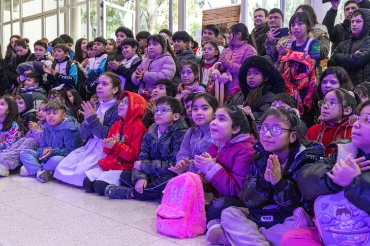 Los más chicos disfrutan de las actividades de la Feria Internacional del Libro de Comodoro Rivadavia