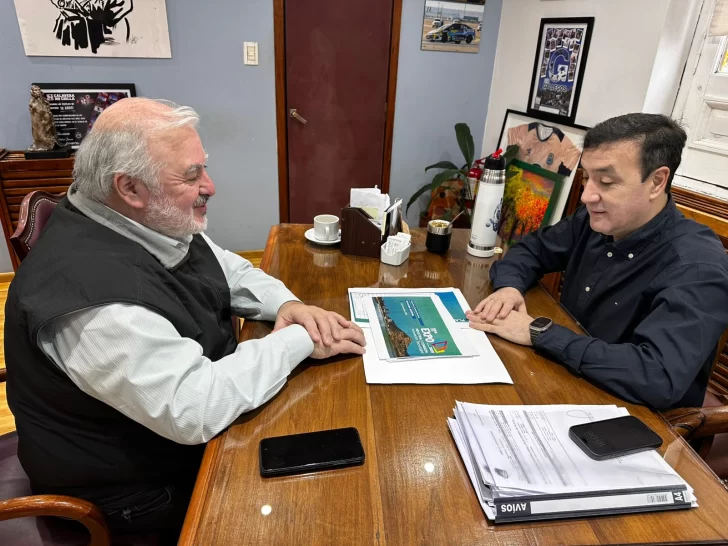  Rubén Zárate y Pablo Grasso analizaron la participación de Río Gallegos en la Expo Industrial de Comodoro Rivadavia.