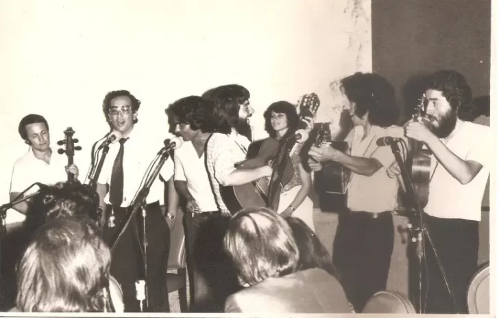 huerque-mapu-fotos-ico-godoy-de-anteojos-junto-a-alfredo-zitarrosa-hebe-rosell-naldo-labrc3adn-en-el-restaurante-el-toboso-2-728x465