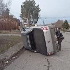 Impactante choque y vuelco en el barrio Del Carmen: una camioneta fue secuestrada por falta de seguro