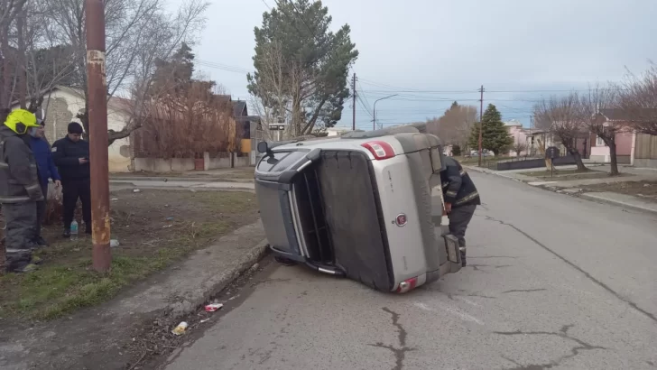 Impactante choque y vuelco en el barrio Del Carmen: una camioneta fue secuestrada por falta de seguro