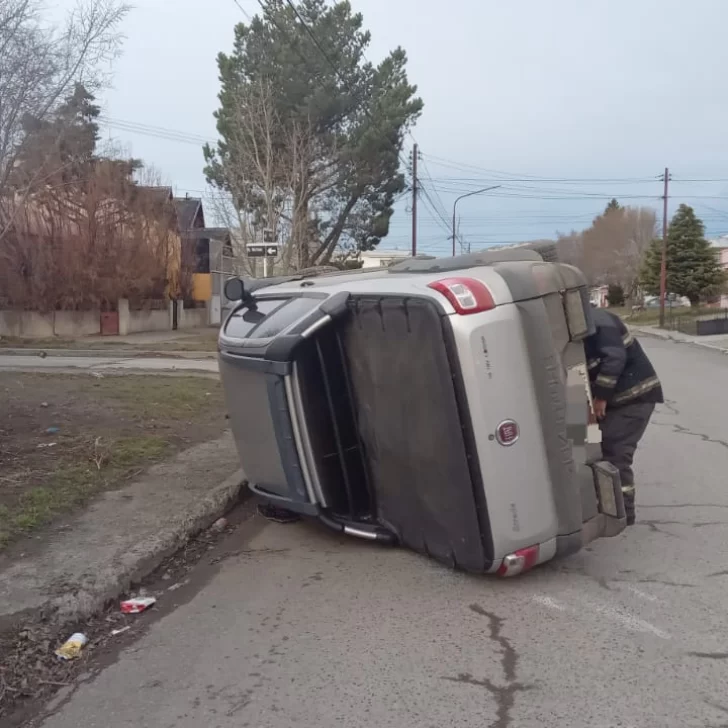 Impactante choque y vuelco en el barrio Del Carmen: una camioneta fue secuestrada por falta de seguro Impactante choque y vuelco en el barrio Del Carmen: una camioneta fue secuestrada por falta de seguro