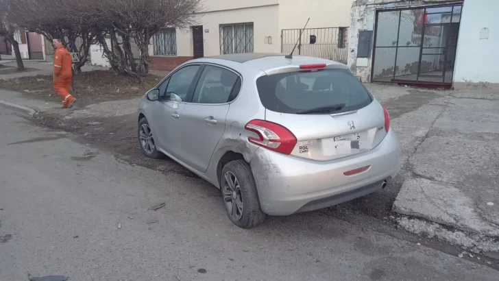Impactante choque y vuelco en el barrio Del Carmen: una camioneta fue secuestrada por falta de seguro