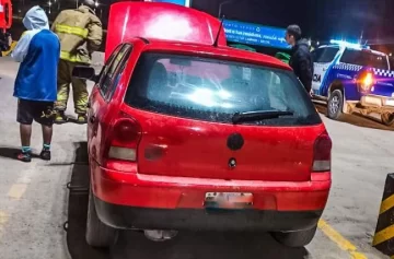 En pleno estacionamiento de un supermercado: un auto sobrecalentado alertó a bomberos En pleno estacionamiento de un supermercado: un auto sobrecalentado alertó a bomberos
