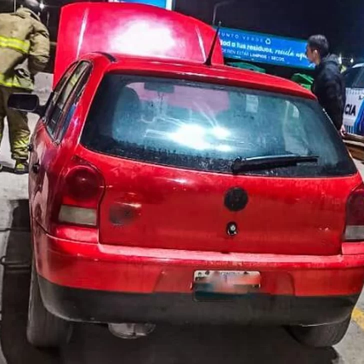 En pleno estacionamiento de un supermercado: un auto sobrecalentado alertó a bomberos En pleno estacionamiento de un supermercado: un auto sobrecalentado alertó a bomberos
