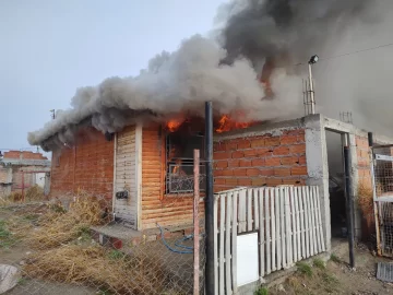 Quiso prender sahumerios con alcohol, incendió la casa y terminó internada por quemaduras Quiso prender sahumerios con alcohol, incendió la casa y terminó internada por quemaduras