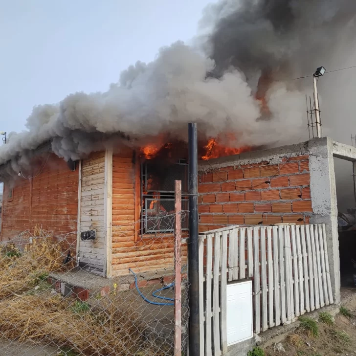 Quiso prender sahumerios con alcohol, incendió la casa y terminó internada por quemaduras Quiso prender sahumerios con alcohol, incendió la casa y terminó internada por quemaduras