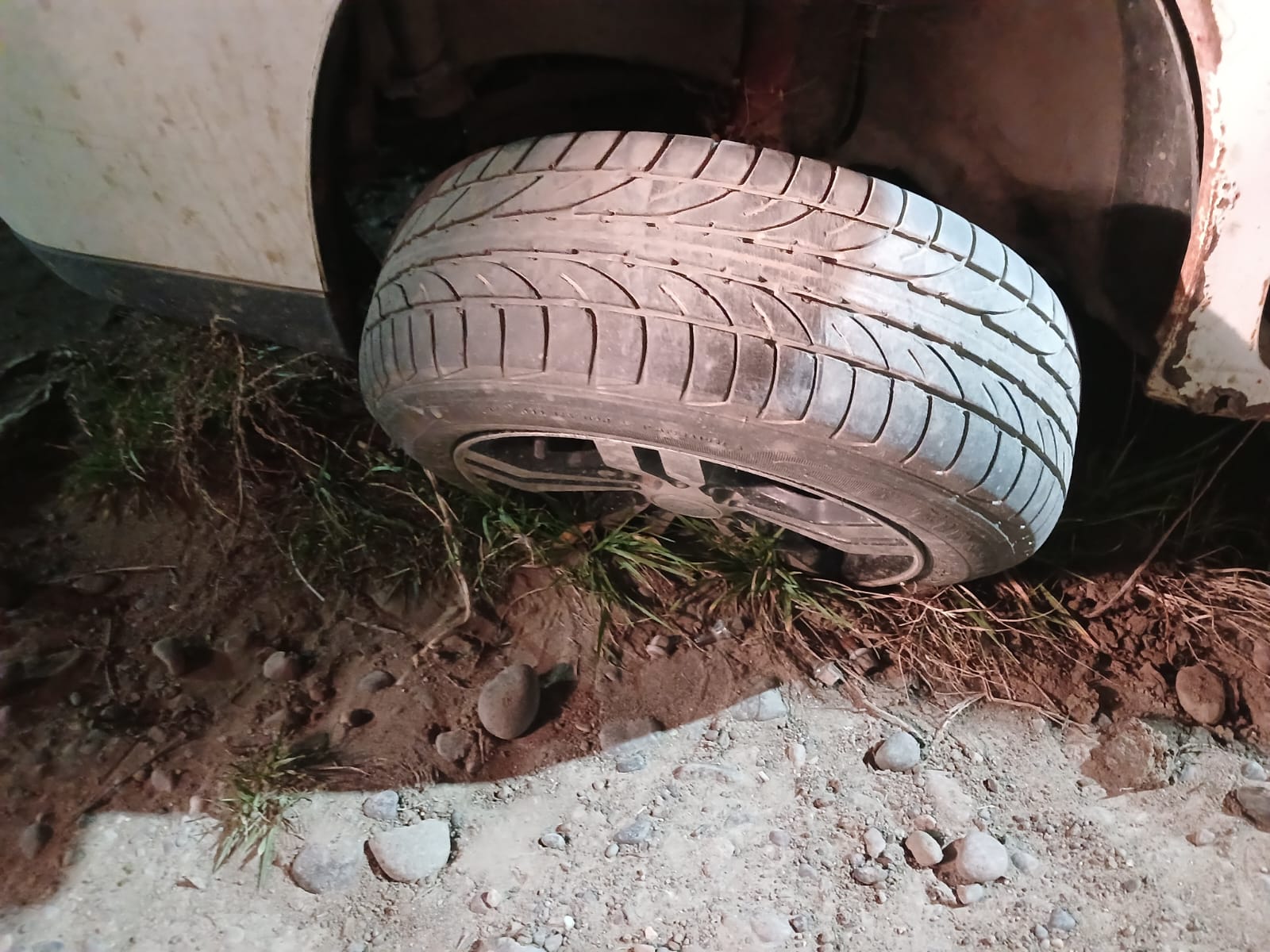 Intentaron robar una rueda de un auto en Pico Truncado: tres detenidos tras una persecución policial