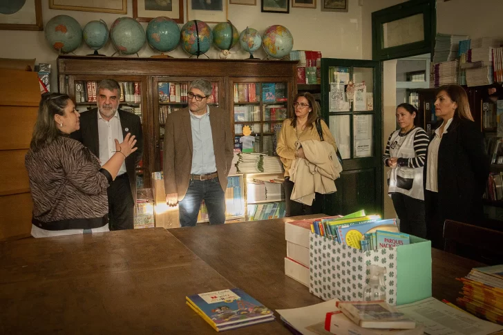  Autoridades provinciales y municipales durante la visita a los espacios comunes que fueron refaccionados en una escuela de Puerto San Julián.