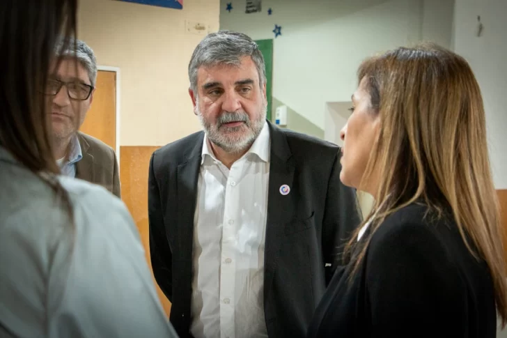  Daniel Gardonio, intendente de San Julián, dialoga con directivos sobre las obras de mantenimiento realizadas y las necesidades pendientes.