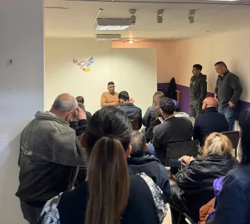 Jairo Guzmán, de campaña en Caleta Olivia: “Santa Cruz debe reactivar la economía” Jairo Guzmán, de campaña en Caleta Olivia: “Santa Cruz debe reactivar la economía”