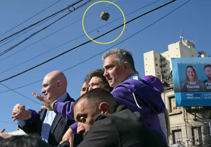 ¿Verdadera o falsa?: qué dijo el fotógrafo que tomó la foto de los piedrazos a la caravana de Javier Milei
