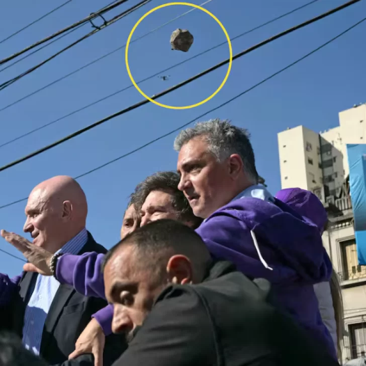 ¿Verdadera o falsa?: qué dijo el fotógrafo que tomó la foto de los piedrazos a la caravana de Javier Milei ¿Verdadera o falsa?: qué dijo el fotógrafo que tomó la foto de los piedrazos a la caravana de Javier Milei