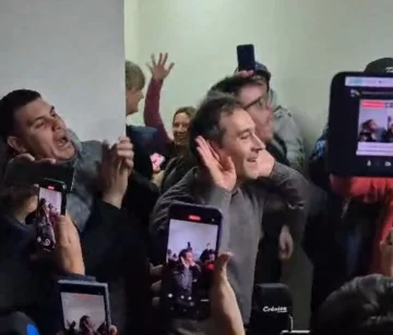 Luque festejó “a lo Román”, mientras sus militantes cantaban contra el gobernador Ignacio Torres: “¡Es para vos, es para vos…!” Luque festejó “a lo Román”, mientras sus militantes cantaban contra el gobernador Ignacio Torres: “¡Es para vos, es para vos…!”