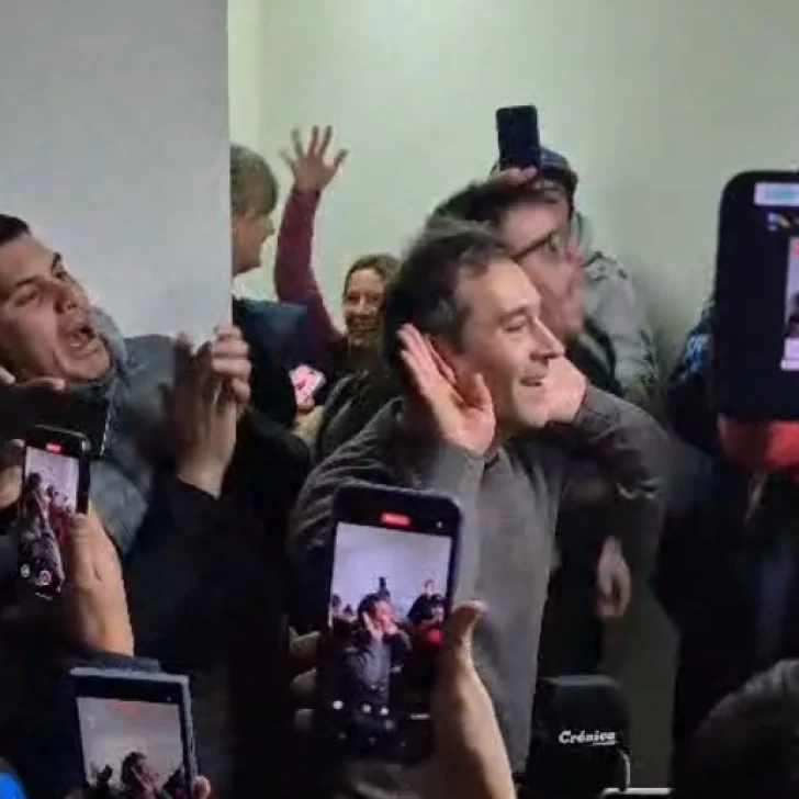 Luque festejó “a lo Román”, mientras sus militantes cantaban contra el gobernador Ignacio Torres: “¡Es para vos, es para vos…!” Luque festejó “a lo Román”, mientras sus militantes cantaban contra el gobernador Ignacio Torres: “¡Es para vos, es para vos…!”