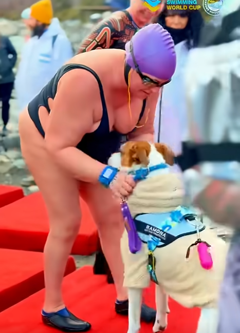  Tras la competencia, su perra guía Ramona, salió al encuentro de Mavi.