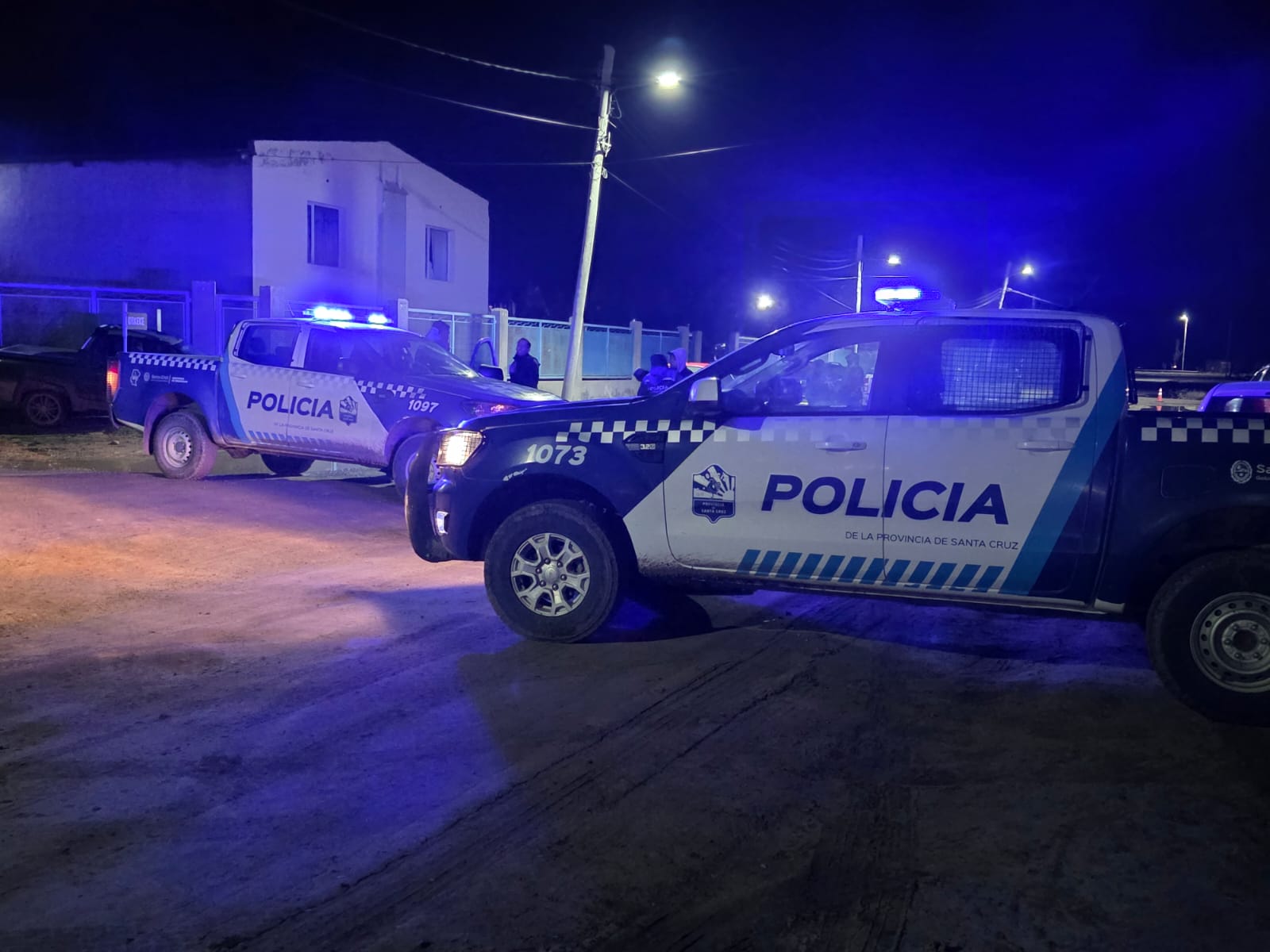  Según las primeras informaciones, en la escena del crimen había precintos, profilácticos y una madera, que habría sido el arma homicida.