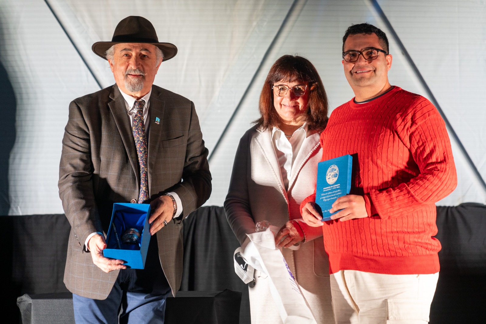  Othar Macharashvili y Liliana Peralta entregaron reconocimientos a expositores.