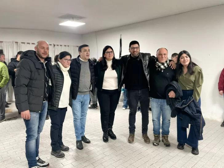  Darío Menna, intendente de Río Turbio; Karina Nieto, diputada por el Pueblo; Pablo Grasso, intendente de Río Gallegos; Lorena Ponce, diputada por el Pueblo; Carlos Godoy, diputado provincial; Fernando Campos, secretario de Gobierno de Río Turbio y la concejal Patricia Neri. FOTO: JANINA RAMOS / LA OPINIÓN AUSTRAL.