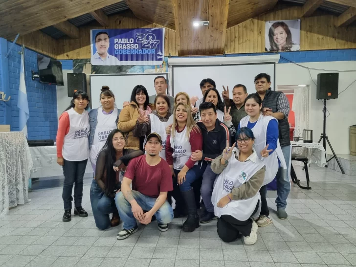  Militantes del sector de Pablo Grasso en la Cuenca Carbonífera. Ya hay cartelería de las elecciones 2027.