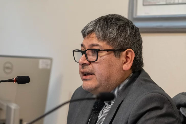  Pablo Mansilla, fiscal Federal del Área de Casos Sencillos, lleva adelante la investigación del daño al monumento a Osvaldo Bayer en Santa Cruz. FOTO: LEANDRO FRANCO/ LA OPINIÓN AUSTRAL