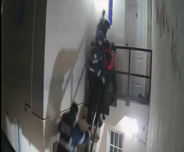 Jefatura de Policía de Santa Cruz sancionará a los oficiales que golpearon a un joven Jefatura de Policía de Santa Cruz sancionará a los oficiales que golpearon a un joven