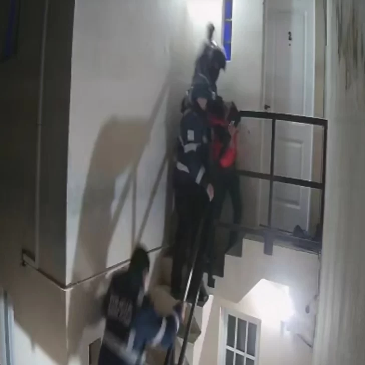 Jefatura de Policía de Santa Cruz sancionará a los oficiales que golpearon a un joven Jefatura de Policía de Santa Cruz sancionará a los oficiales que golpearon a un joven