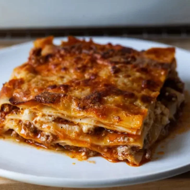 Receta de lasagna boloñesa con salsa bechamel: un plato clásico de la cocina italiana Receta de lasagna boloñesa con salsa bechamel: un plato clásico de la cocina italiana