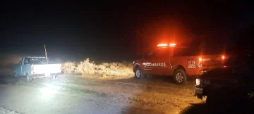 Bomberos rescataron a dos personas atrapadas en un auto encajado en la costanera Bomberos rescataron a dos personas atrapadas en un auto encajado en la costanera