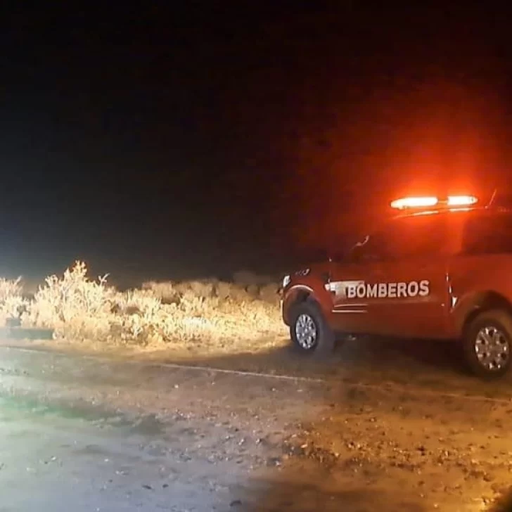 Bomberos rescataron a dos personas atrapadas en un auto encajado en la costanera Bomberos rescataron a dos personas atrapadas en un auto encajado en la costanera