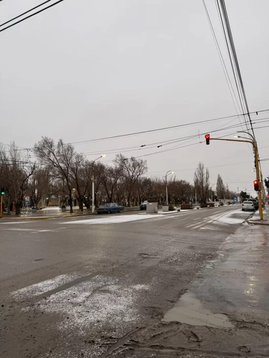 Volvió la nieve a Río Gallegos: cómo seguirá el clima este domingo 