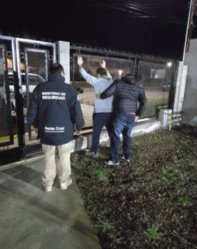 El preso que escapó de una comisaría de Caleta Olivia se entregó esta noche El preso que escapó de una comisaría de Caleta Olivia se entregó esta noche