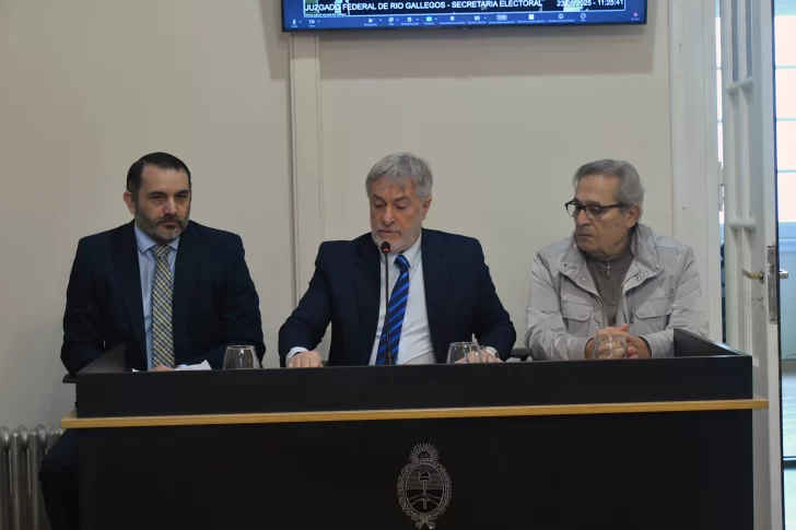  El fiscal Julio Zárate; el juez federal, Claudio Vázquez; y el juez del TSJ, Daniel Mariani en el sorteo de los lugares en la Boleta Única Papel. FOTO: JOSÉ SILVA / LA OPINIÓN AUSTRAL.