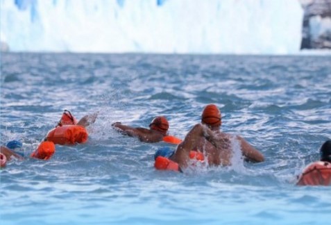 Se inicia la “Winter Swimming World Cup” frente al Glaciar Moreno