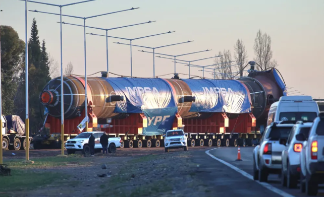 El reactor de YPF se encuentra varado, mientras hacen trabajos en la Ruta 7 para que pueda llegar a destino.