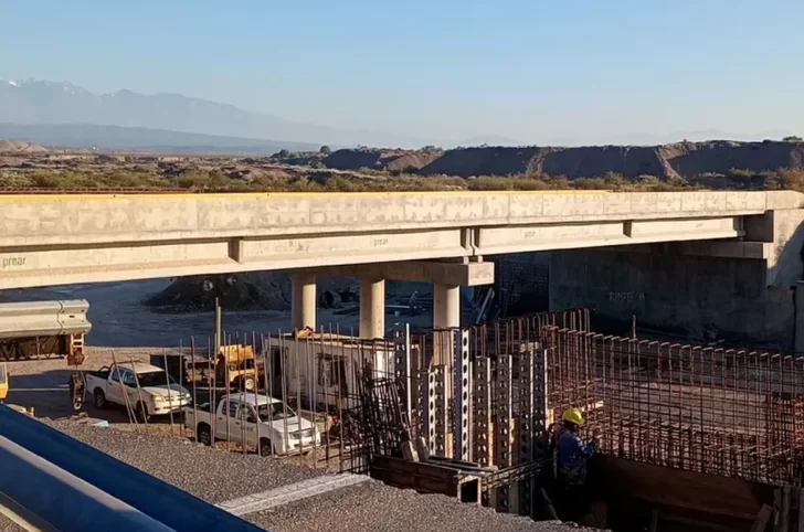 Los puntales metálicos reforzarán los pilares de hormigón del puente para resistir el paso de reactor que IMPSA lleva a la destilería.