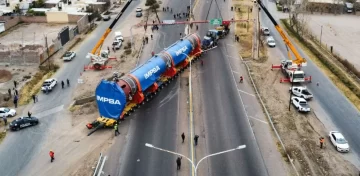 Mega operativo: un enorme reactor de YPF está varado y realizan tareas contrarreloj para evitar que un puente colapse Mega operativo: un enorme reactor de YPF está varado y realizan tareas contrarreloj para evitar que un puente colapse