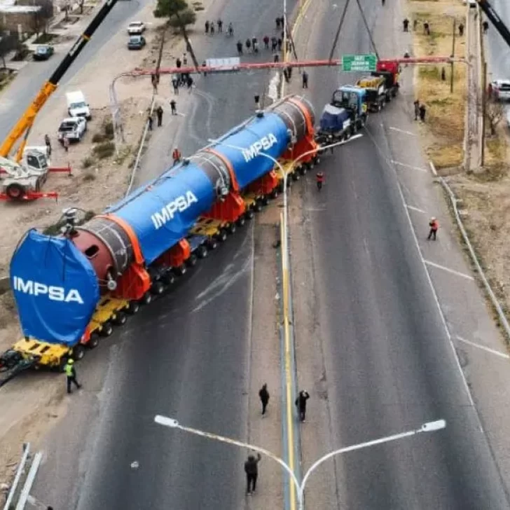Mega operativo: un enorme reactor de YPF está varado y realizan tareas contrarreloj para evitar que un puente colapse Mega operativo: un enorme reactor de YPF está varado y realizan tareas contrarreloj para evitar que un puente colapse