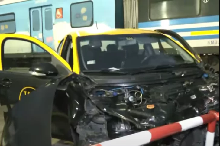 Video. Un tren embistió a un taxi que intentó cruzar con la barrera baja