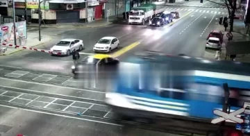 Video. Un tren embistió a un taxi que intentó cruzar con la barrera baja Video. Un tren embistió a un taxi que intentó cruzar con la barrera baja