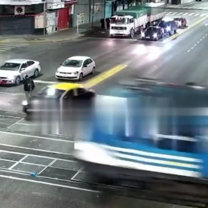 Video. Un tren embistió a un taxi que intentó cruzar con la barrera baja Video. Un tren embistió a un taxi que intentó cruzar con la barrera baja