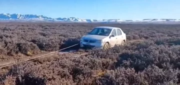 Un auto quedó encajado en el barro cerca de 28 de Noviembre y debió ser auxiliado Un auto quedó encajado en el barro cerca de 28 de Noviembre y debió ser auxiliado